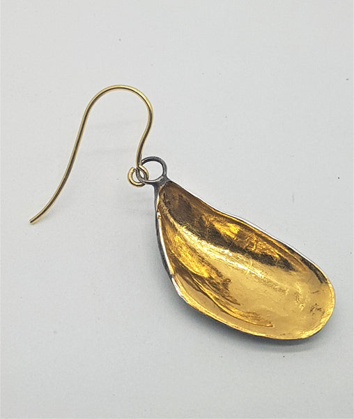 Mussel Shell Earrings - Gold and Black