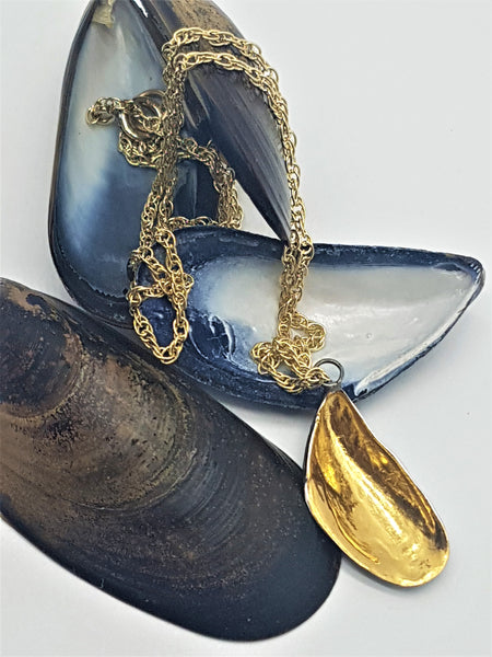 Mussel Shell Necklace - Gold and Black