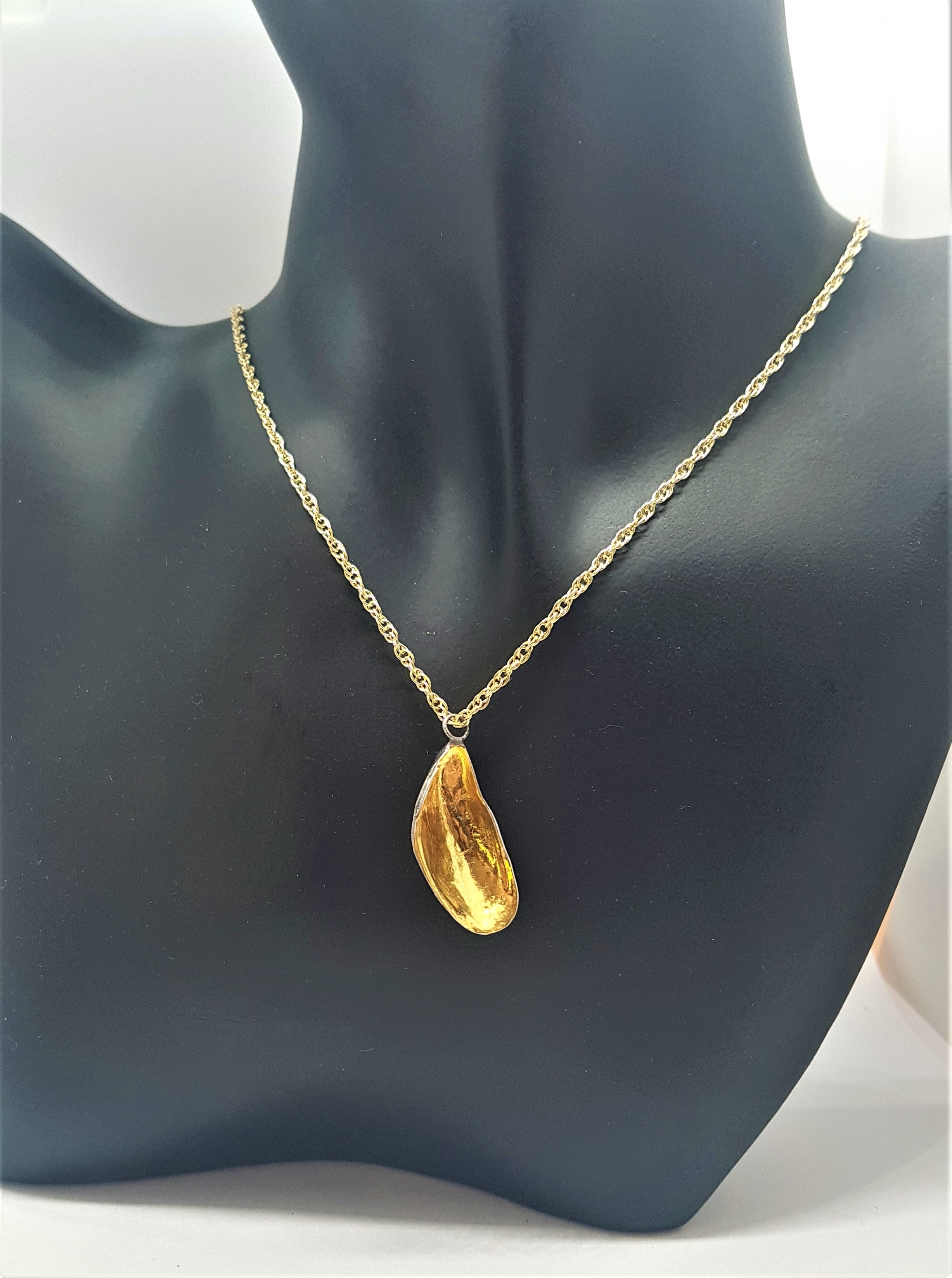 Mussel Shell Necklace - Gold and Black